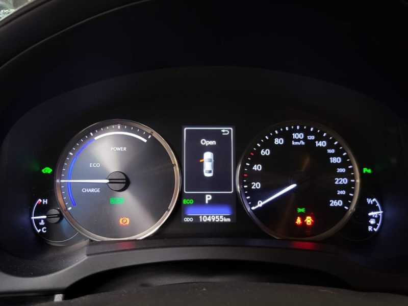 LEXUS IS 300H 2.5 223cv BUSINESS / SIEGES CHAUFFANTS / CAMERA DE RECUL / ATTELAGE