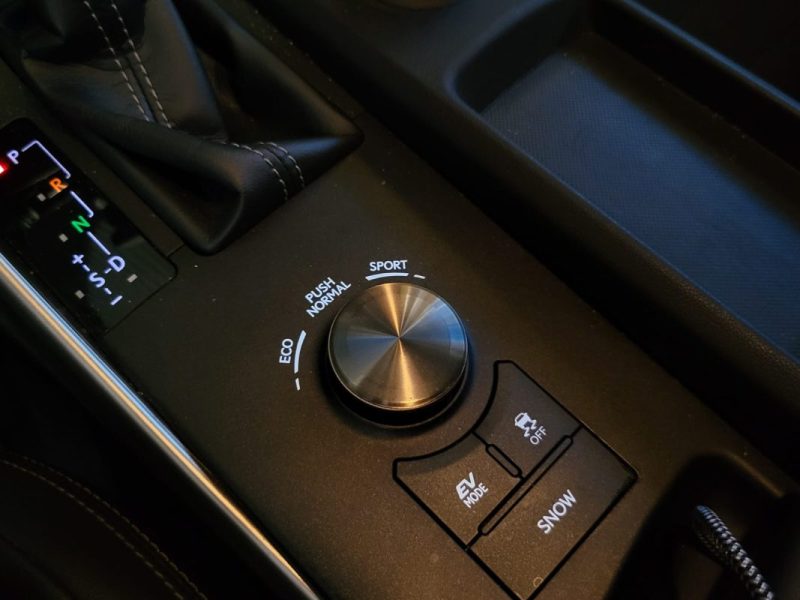 LEXUS IS 300H 2.5 223cv BUSINESS / SIEGES CHAUFFANTS / CAMERA DE RECUL / ATTELAGE