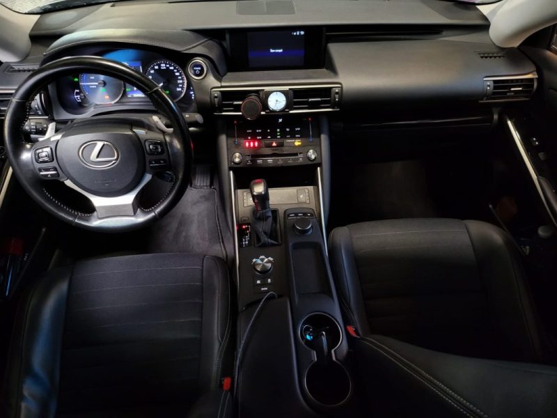 LEXUS IS 300H 2.5 223cv BUSINESS / SIEGES CHAUFFANTS / CAMERA DE RECUL / ATTELAGE