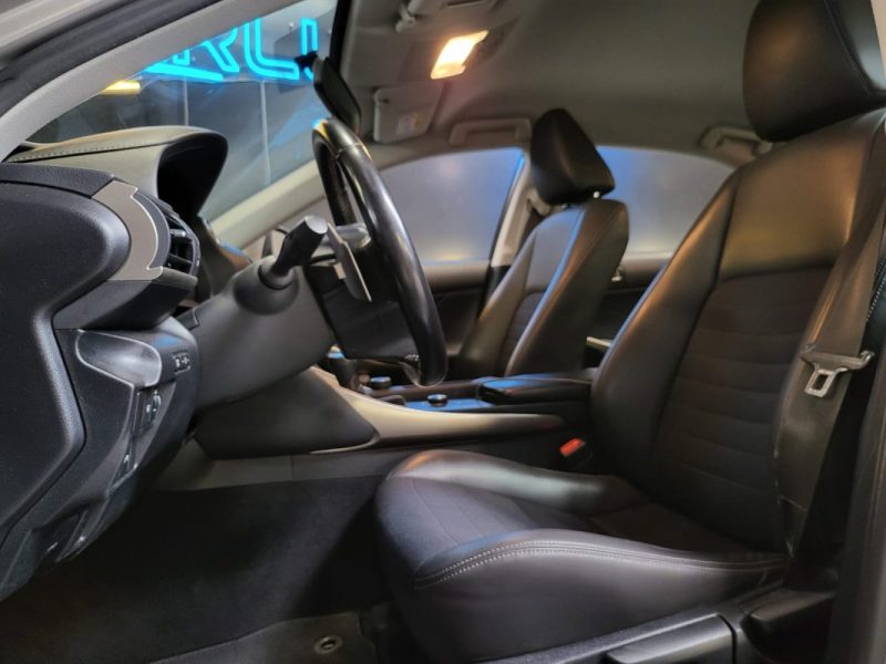 LEXUS IS 300H 2.5 223cv BUSINESS / SIEGES CHAUFFANTS / CAMERA DE RECUL / ATTELAGE