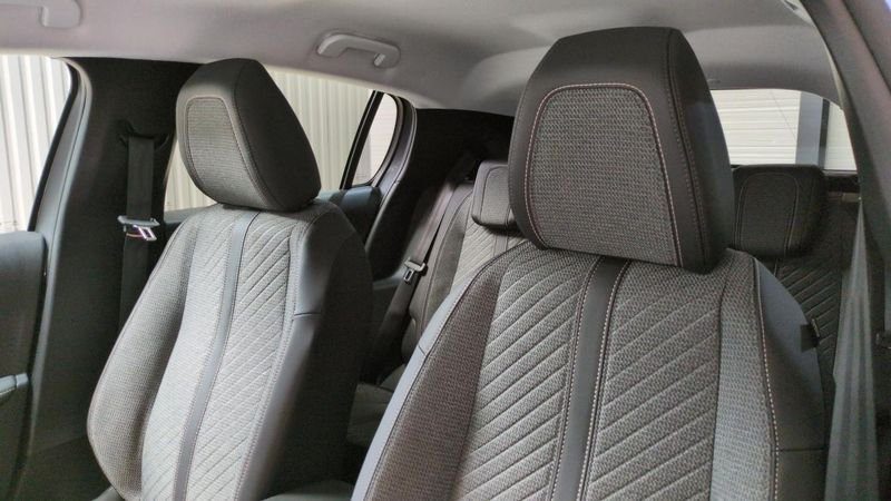 Peugeot 208 Hybrid 110 e-dcs6 allure + angles morts + navi