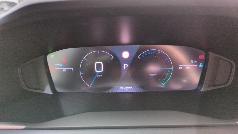Peugeot 208 Hybrid 110 e-dcs6 allure + angles morts + navi