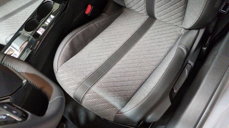 Peugeot 208 Hybrid 110 e-dcs6 allure + angles morts + navi