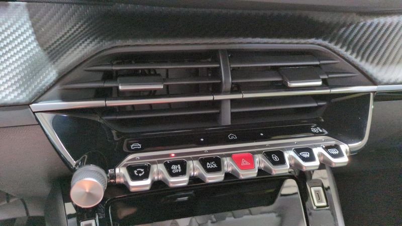 Peugeot 208 Hybrid 110 e-dcs6 allure + angles morts + navi