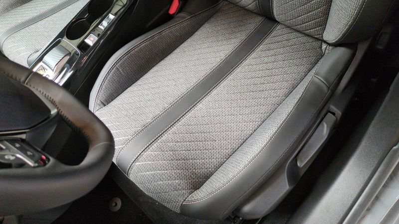 Peugeot 208 Hybrid 110 e-dcs6 allure + angles morts + navi