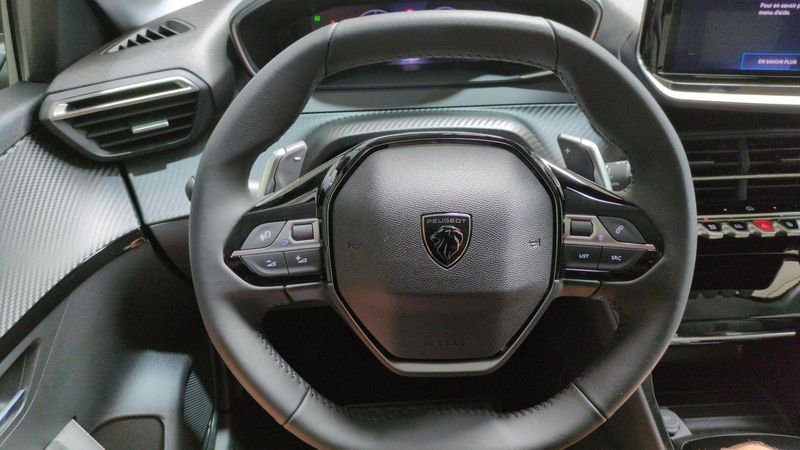 Peugeot 208 Hybrid 110 e-dcs6 allure + angles morts + navi