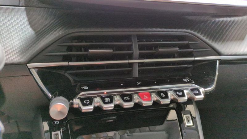 Peugeot 208 Hybrid 110 e-dcs6 allure + angles morts + navi