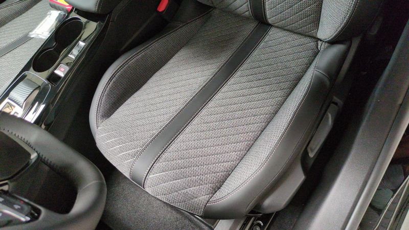 Peugeot 208 Hybrid 110 e-dcs6 allure + angles morts + navi