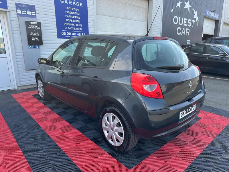 RENAULT CLIO 120 000 KMS 2005