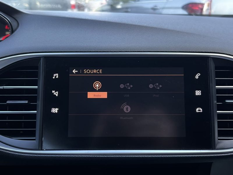 PEUGEOT 308 II PHASE 2 ALLURE 1.2 130 Cv BOITE AUTO EAT8 / APPLE & ANDROID 29 900 km - GARANTIE 1 AN