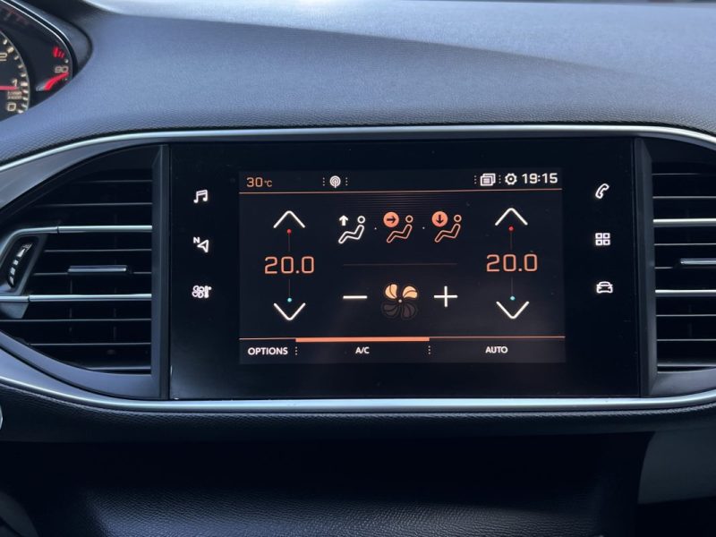 PEUGEOT 308 II PHASE 2 ALLURE 1.2 130 Cv BOITE AUTO EAT8 / APPLE & ANDROID 29 900 km - GARANTIE 1 AN