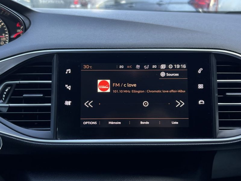 PEUGEOT 308 II PHASE 2 ALLURE 1.2 130 Cv BOITE AUTO EAT8 / APPLE & ANDROID 29 900 km - GARANTIE 1 AN