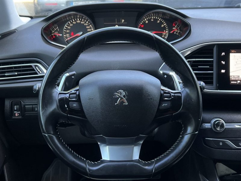 PEUGEOT 308 II PHASE 2 ALLURE 1.2 130 Cv BOITE AUTO EAT8 / APPLE & ANDROID 29 900 km - GARANTIE 1 AN