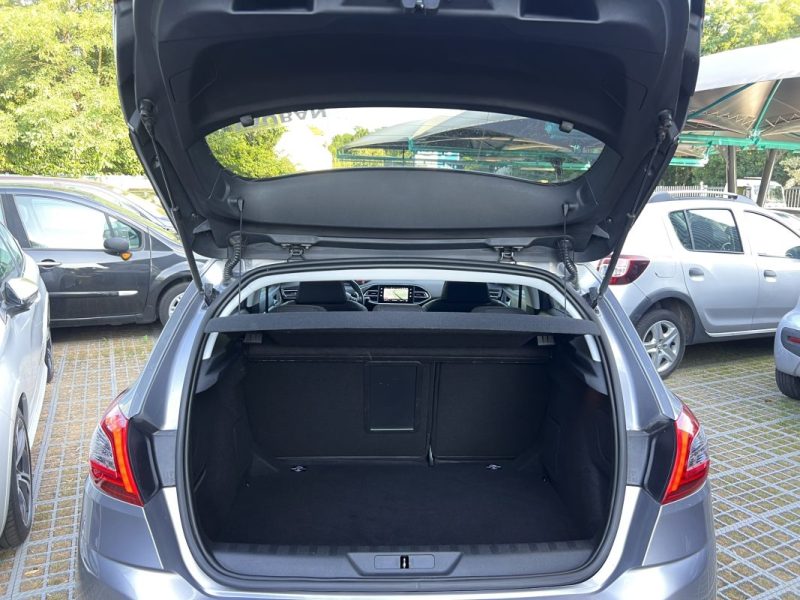 PEUGEOT 308 II PHASE 2 ALLURE 1.2 130 Cv BOITE AUTO EAT8 / APPLE & ANDROID 29 900 km - GARANTIE 1 AN