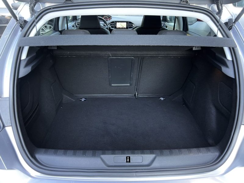 PEUGEOT 308 II PHASE 2 ALLURE 1.2 130 Cv BOITE AUTO EAT8 / APPLE & ANDROID 29 900 km - GARANTIE 1 AN