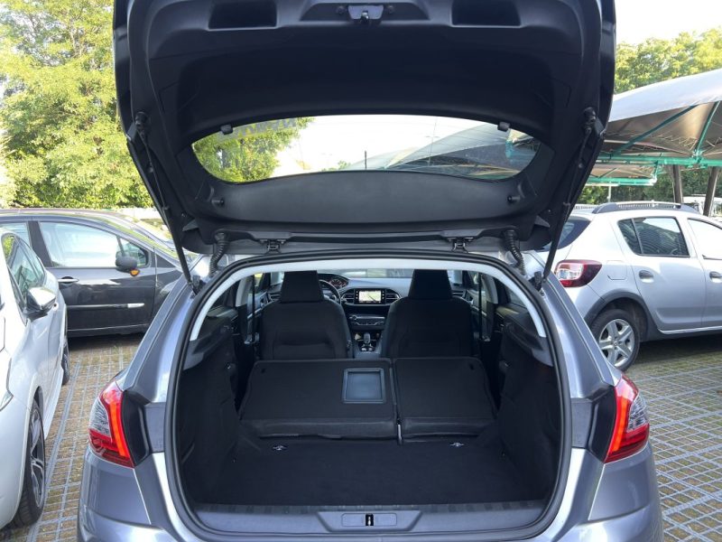 PEUGEOT 308 II PHASE 2 ALLURE 1.2 130 Cv BOITE AUTO EAT8 / APPLE & ANDROID 29 900 km - GARANTIE 1 AN