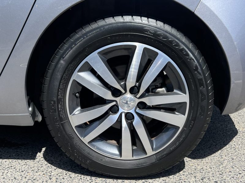 PEUGEOT 308 II PHASE 2 ALLURE 1.2 130 Cv BOITE AUTO EAT8 / APPLE & ANDROID 29 900 km - GARANTIE 1 AN