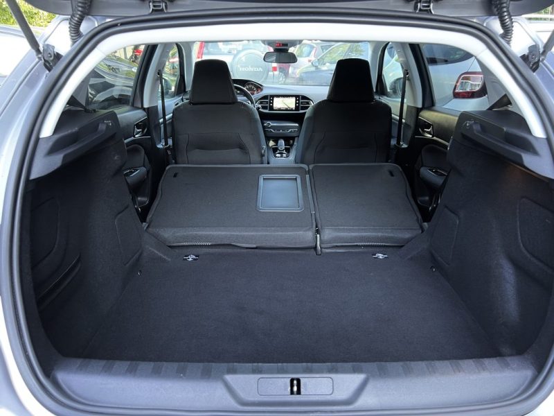 PEUGEOT 308 II PHASE 2 ALLURE 1.2 130 Cv BOITE AUTO EAT8 / APPLE & ANDROID 29 900 km - GARANTIE 1 AN