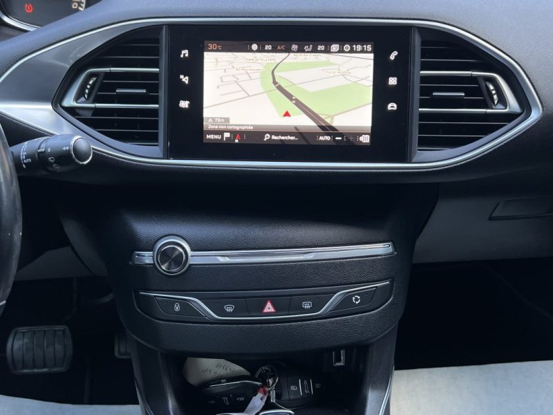 PEUGEOT 308 II PHASE 2 ALLURE 1.2 130 Cv BOITE AUTO EAT8 / APPLE & ANDROID 29 900 km - GARANTIE 1 AN
