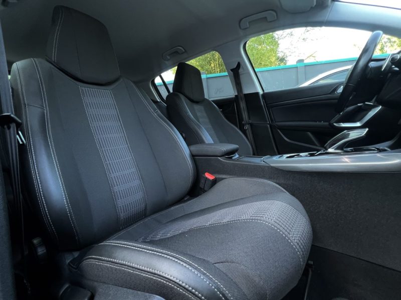 PEUGEOT 308 II PHASE 2 ALLURE 1.2 130 Cv BOITE AUTO EAT8 / APPLE & ANDROID 29 900 km - GARANTIE 1 AN