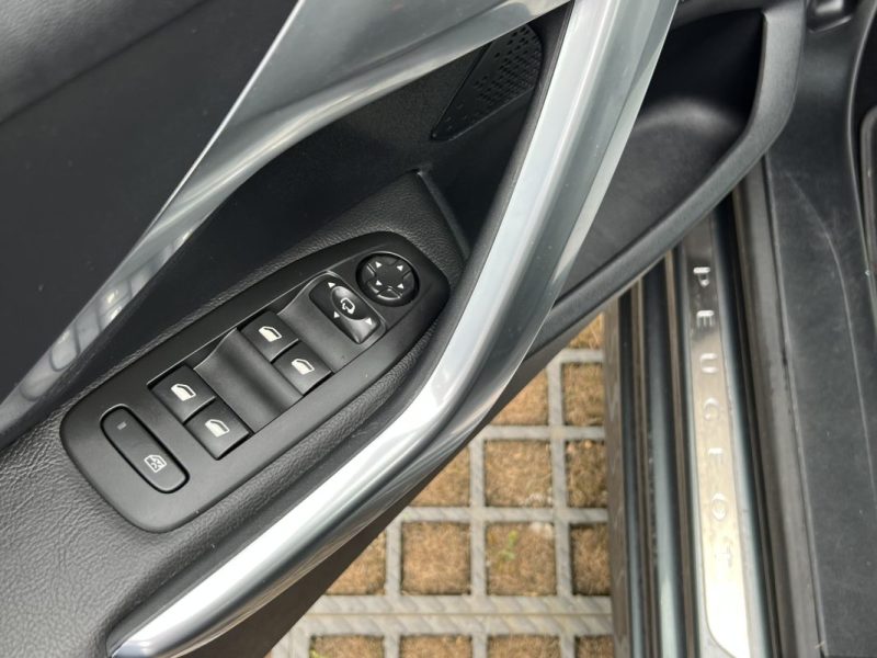 PEUGEOT 208 PHASE 2 FELINE 1.2 110 Cv TOIT PANO CUIR APPLE & ANDROID 17 900 Kms - GARANTIE 1 AN