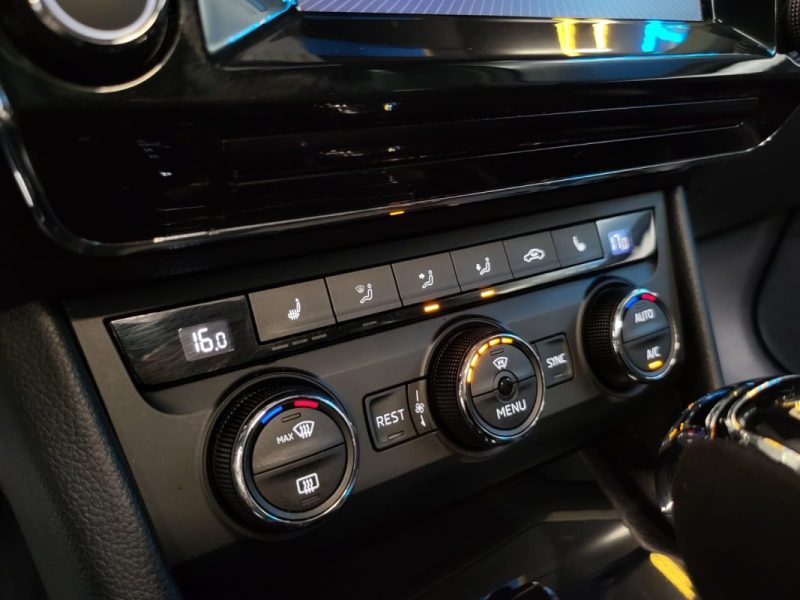 SKODA SUPERB 1.6 TDI 120CV SPORTLINE / TOIT OUVRANT + SIEGES CUIR ELECTRIQUES + VOLANT ALCANTARA /