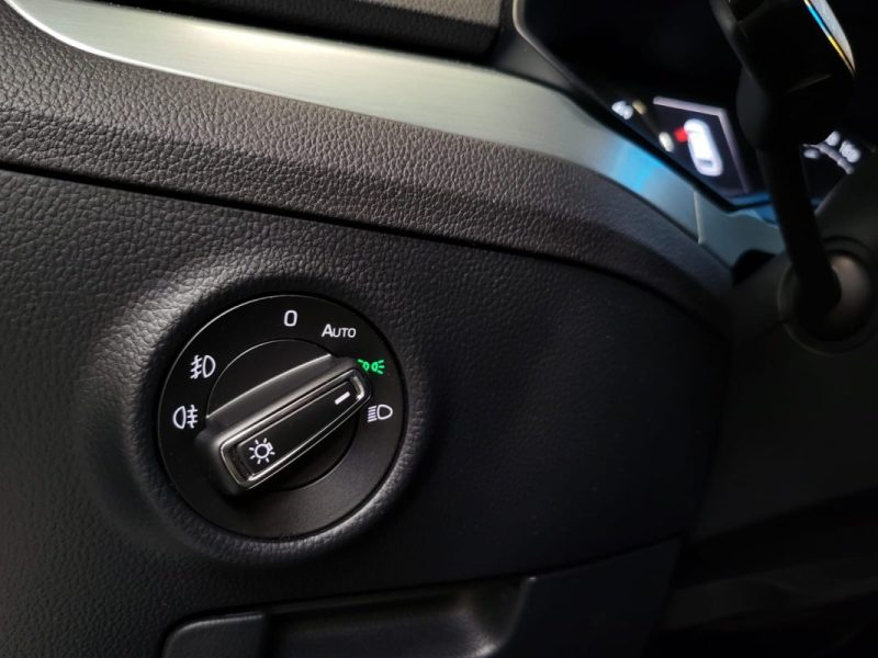 SKODA SUPERB 1.6 TDI 120CV SPORTLINE / TOIT OUVRANT + SIEGES CUIR ELECTRIQUES + VOLANT ALCANTARA /