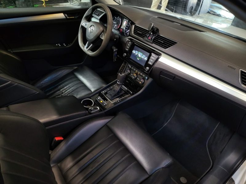 SKODA SUPERB 1.6 TDI 120CV SPORTLINE / TOIT OUVRANT + SIEGES CUIR ELECTRIQUES + VOLANT ALCANTARA /