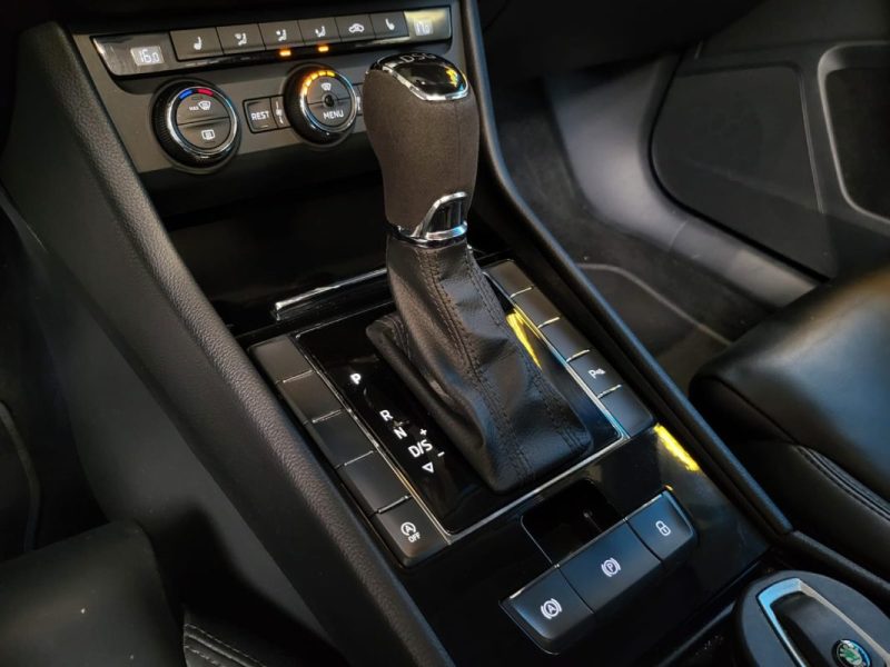 SKODA SUPERB 1.6 TDI 120CV SPORTLINE / TOIT OUVRANT + SIEGES CUIR ELECTRIQUES + VOLANT ALCANTARA /