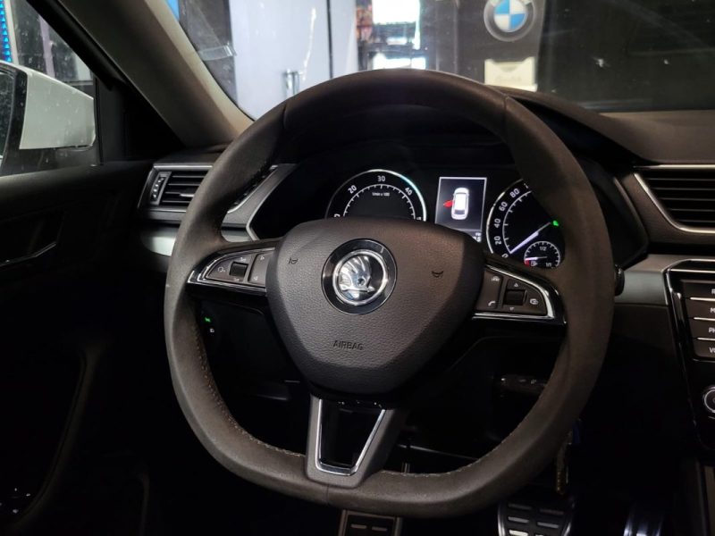 SKODA SUPERB 1.6 TDI 120CV SPORTLINE / TOIT OUVRANT + SIEGES CUIR ELECTRIQUES + VOLANT ALCANTARA /