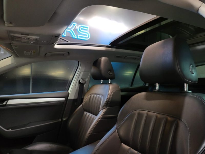 SKODA SUPERB 1.6 TDI 120CV SPORTLINE / TOIT OUVRANT + SIEGES CUIR ELECTRIQUES + VOLANT ALCANTARA /