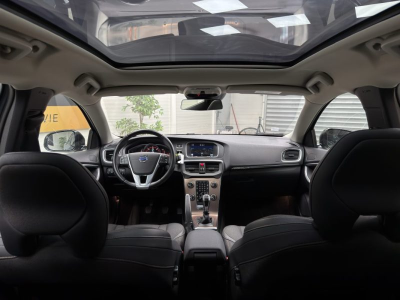 VOLVO V40 Cross Country D3 150ch - Momentum Business