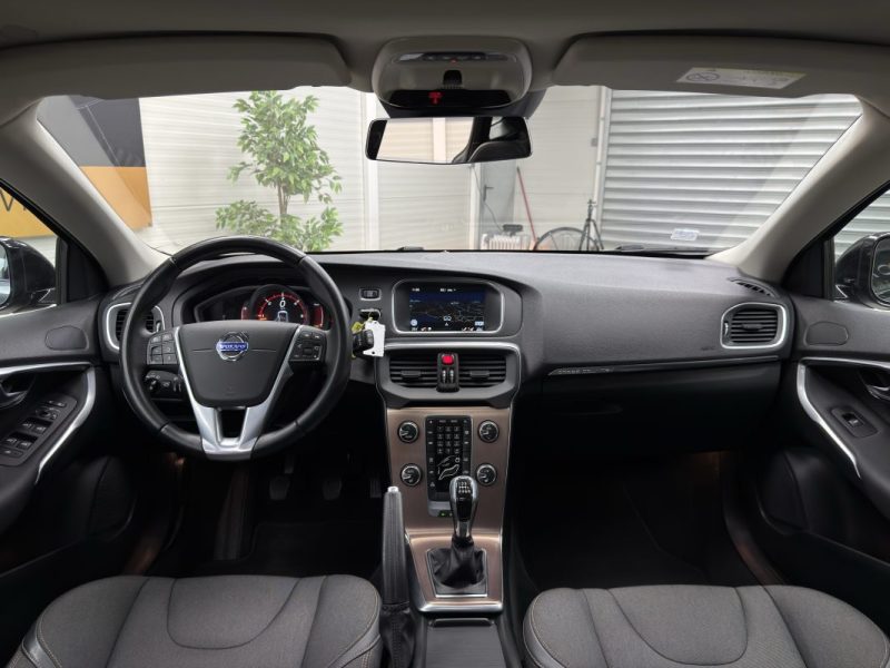 VOLVO V40 Cross Country D3 150ch - Momentum Business