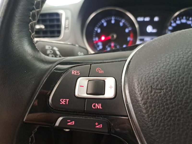 VOLKSWAGEN POLO 2015