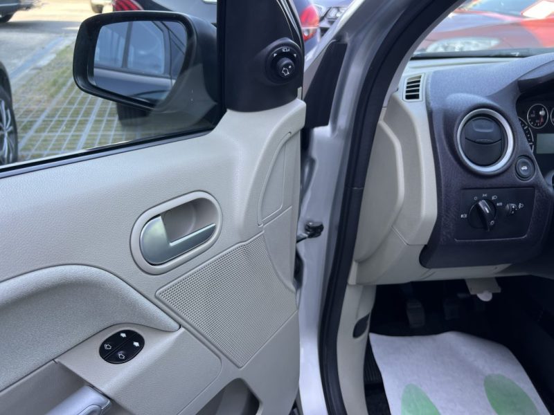 FORD FUSION 1.6 100 Cv CLIMATISATION AUTO BLUETOOTH PAIEMENT 4x CV POSSIBLE - GARANTIE 1 AN