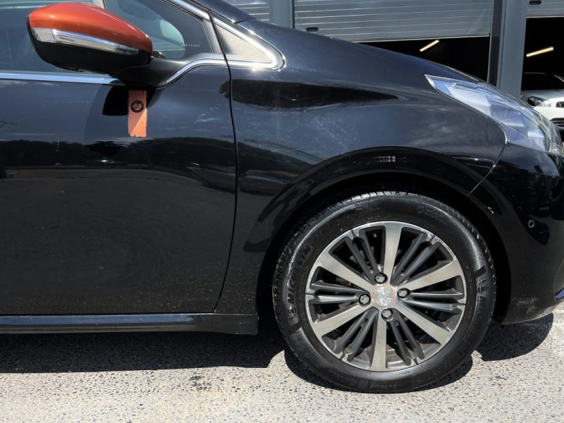 PEUGEOT 208 PHASE 2 ROLLAND GAROS 1.2 110 Cv BOITE AUTO / APPLE CARPLAY & ANDROID - GARANTIE 1 AN