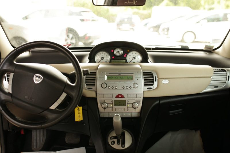 LANCIA YPSILON 1.4 16V PLATINO BOITE AUTOMATIQUE  