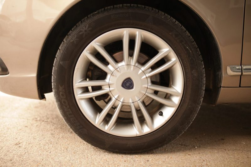 LANCIA YPSILON 1.4 16V PLATINO BOITE AUTOMATIQUE  