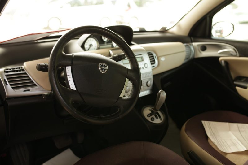 LANCIA YPSILON 1.4 16V PLATINO BOITE AUTOMATIQUE  