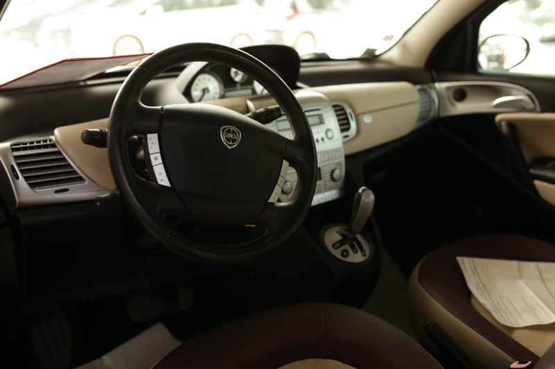 LANCIA YPSILON 1.4 16V PLATINO BOITE AUTOMATIQUE  