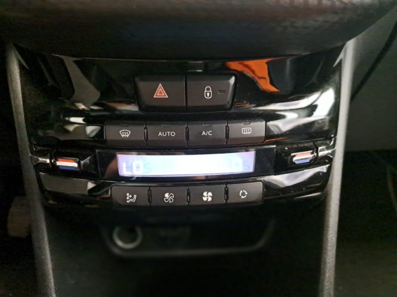 PEUGEOT 2008 1.6 BlueHDi 120ch Urban Cross //SUIVIE DISPONIBLE/