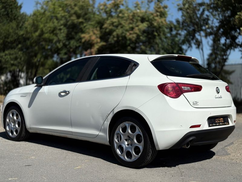 ALFA ROMEO Giulietta 1.6 JTDm 105 ch S&S Distinctive - Radar Ar/Clim / Régulateur / Garantie 6 Mois.