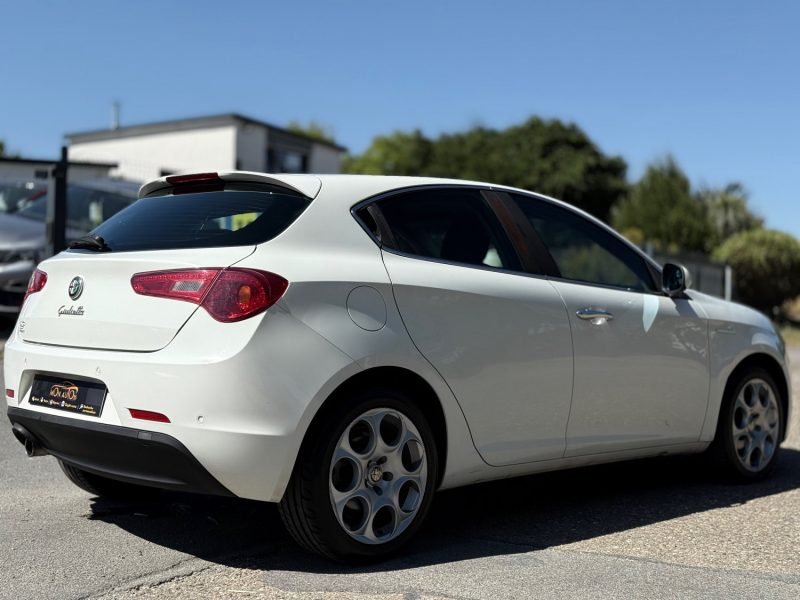 ALFA ROMEO Giulietta 1.6 JTDm 105 ch S&S Distinctive - Radar Ar/Clim / Régulateur / Garantie 6 Mois.
