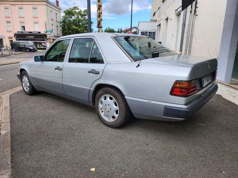MERCEDES-BENZ 250D W124