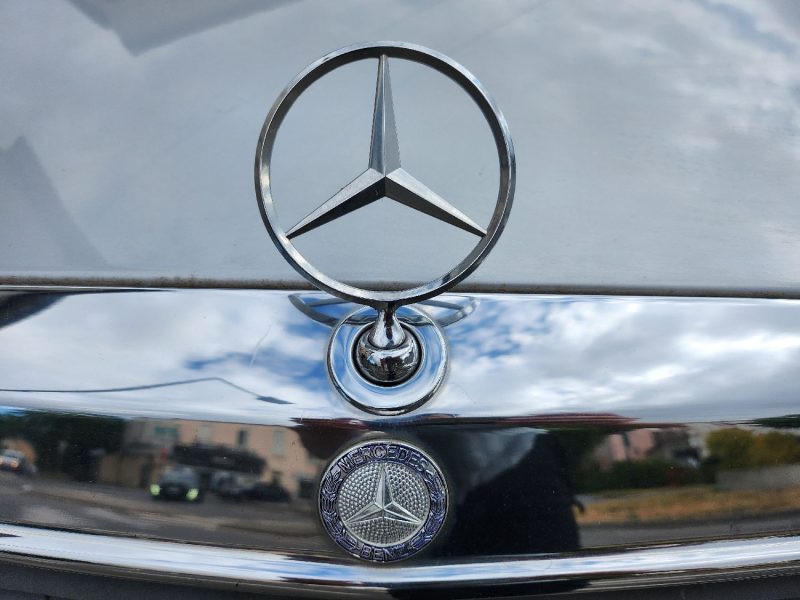 MERCEDES-BENZ 250D W124