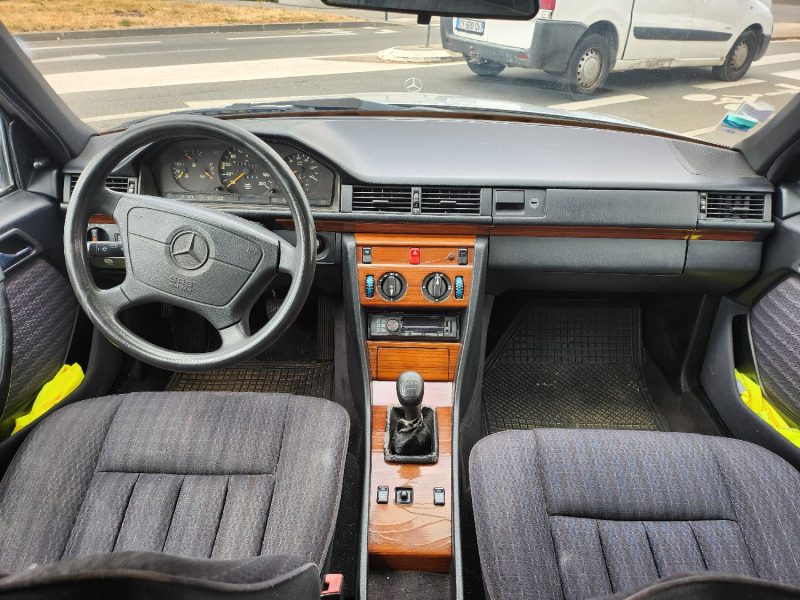 MERCEDES-BENZ 250D W124