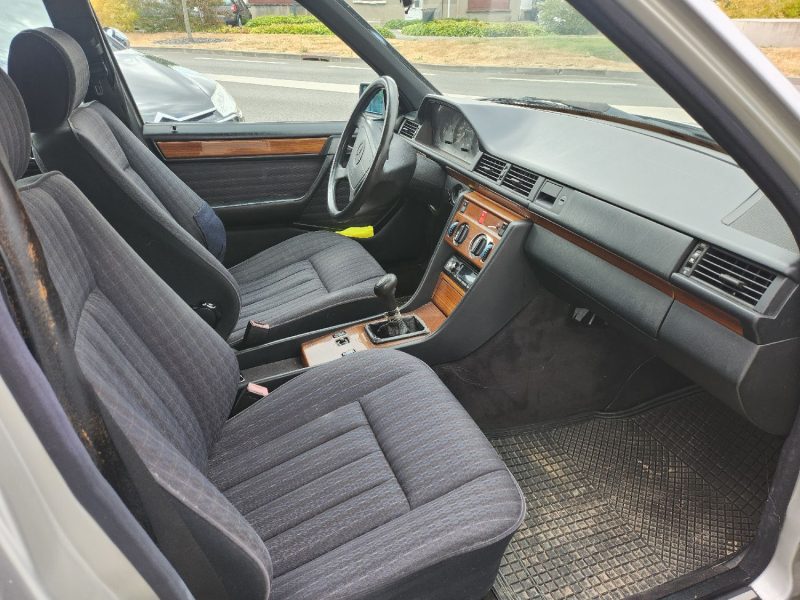 MERCEDES-BENZ 250D W124