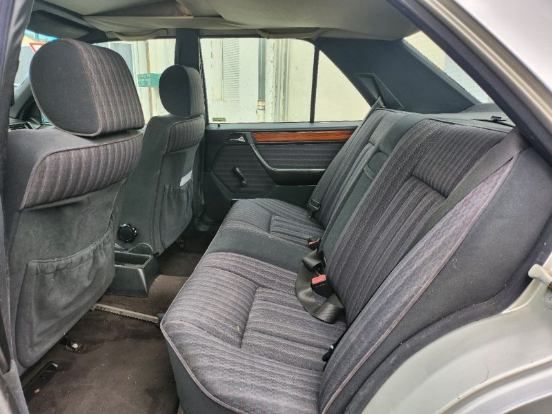 MERCEDES-BENZ 250D W124