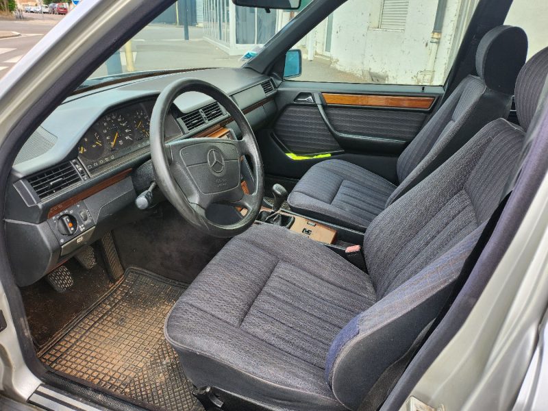 MERCEDES-BENZ 250D W124