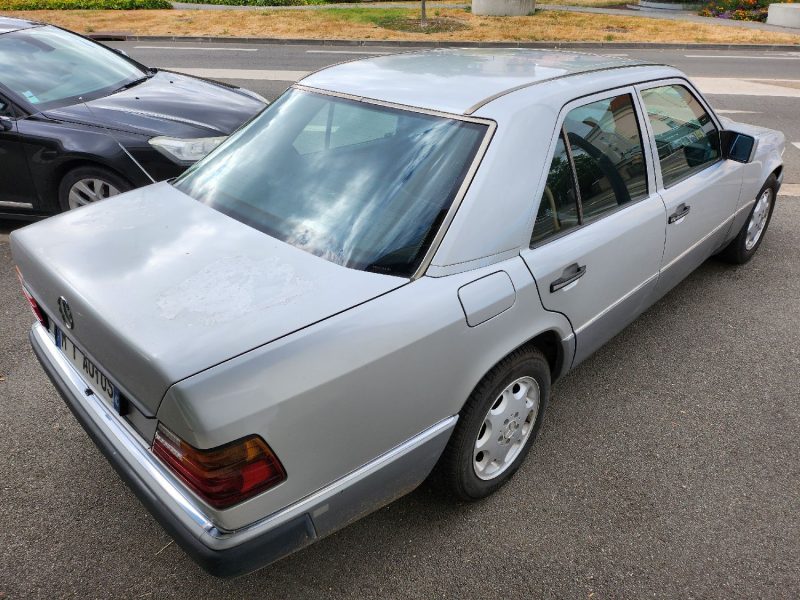MERCEDES-BENZ 250D W124